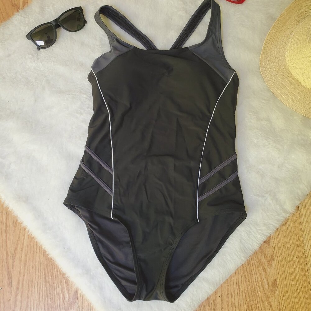 SPORTY ONE PIECE SWIMSUIT WITH KEYHOLE BACK